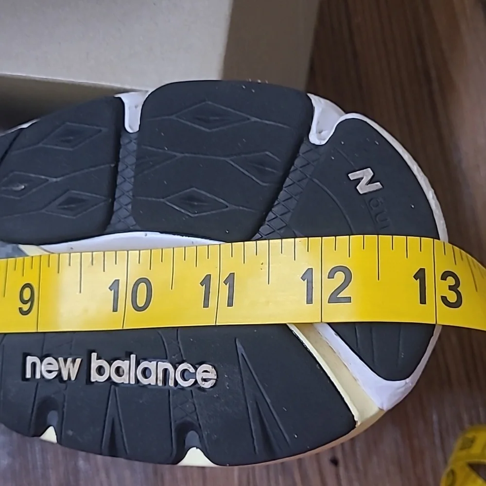 New Balance Men's Olive and‎ Black Sneakers